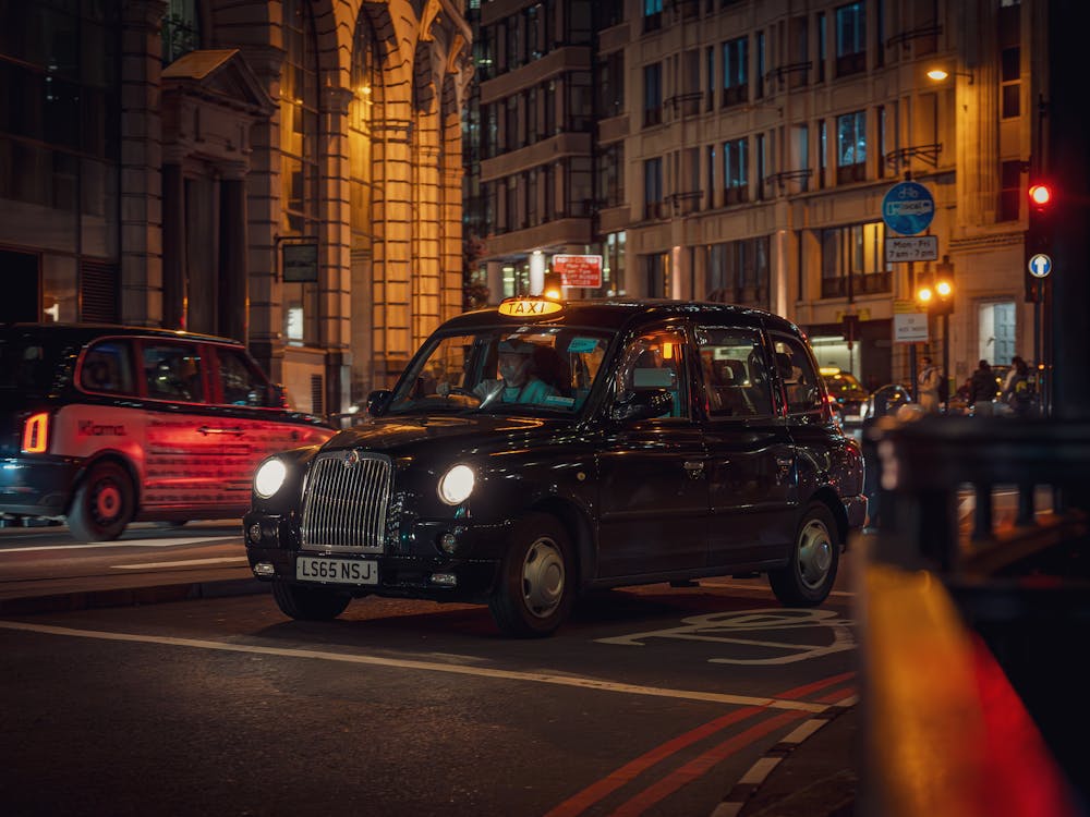 taxi in farnham at night